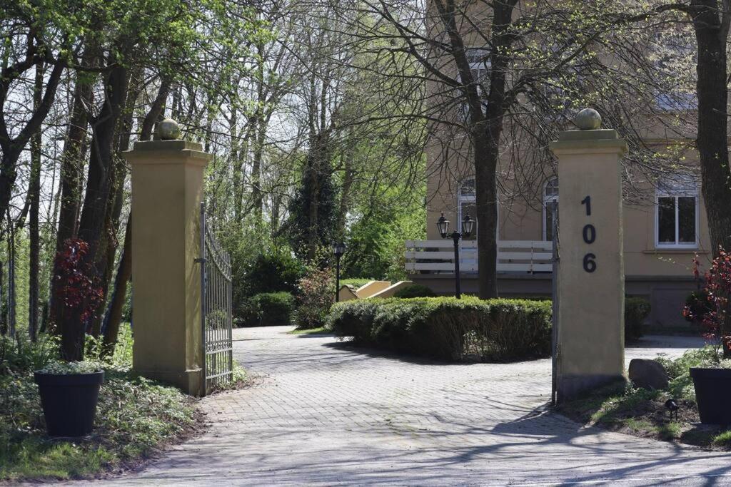 Emily'S Deichbude In Einer Historischen Villa In Dornumersiel المظهر الخارجي الصورة